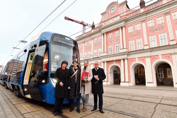 TINA geht auf Strecke: Neue Rostocker Straßenbahn erstmals im Fahrgastbetrieb unterwegs